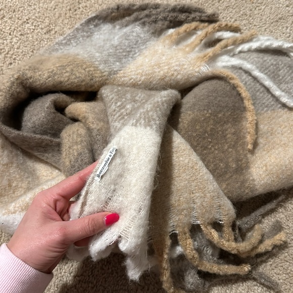 Abercrombie and Fitch Scarf - Picture 2 of 2